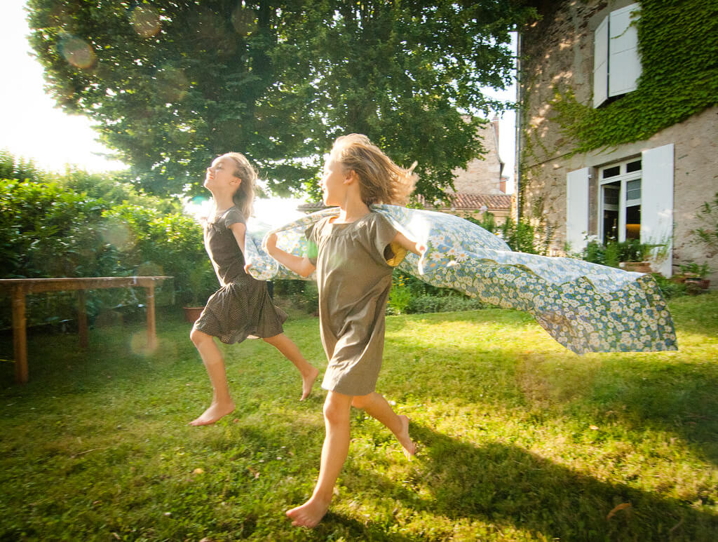 Brincadeiras. crianças brincando