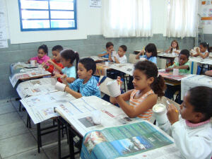 Pintando as latinhas Presente Dia das Mães Aplicando as figuras